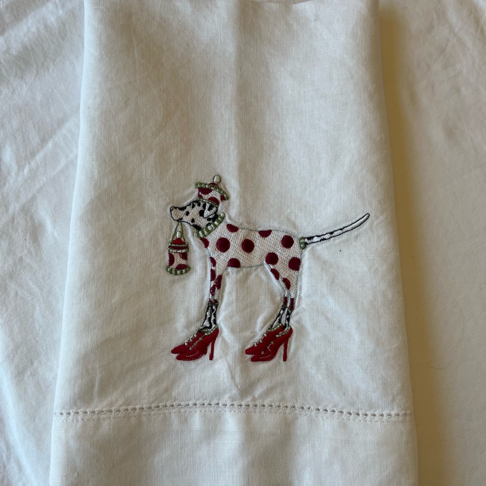 Textyles Holiday print Dalmatian w heels guest fingertip towel